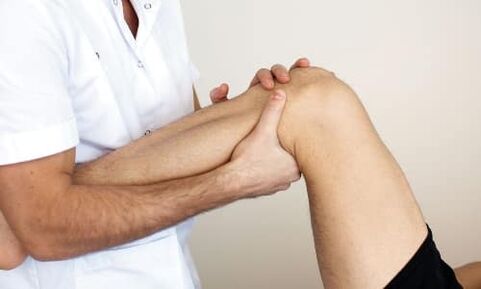 the doctor examines the knee for osteoarthritis