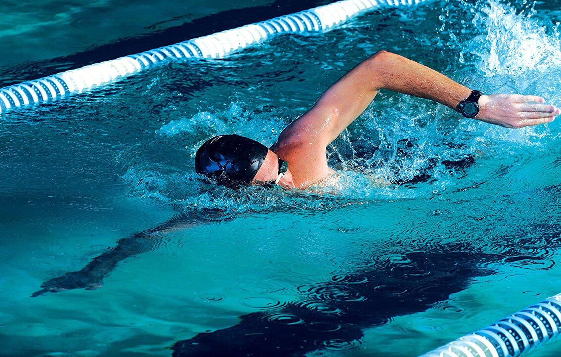 Swimming in the pool with thoracic osteochondrosis.