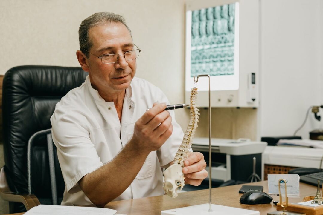 The doctor explains the features of the treatment of osteochondrosis of the thoracic spine.